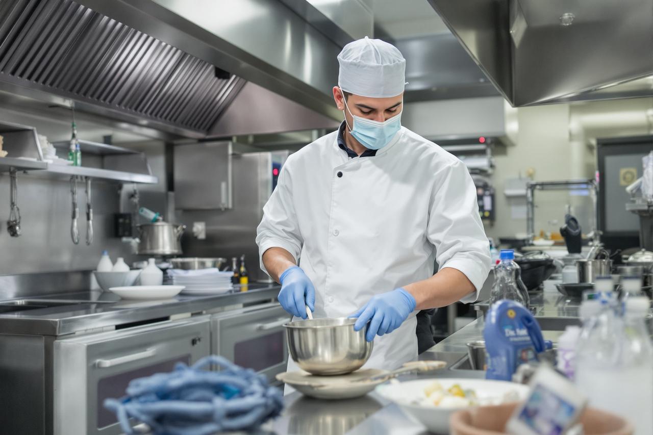 知名餐饮品牌后厨被曝卫生问题，暗访视频流出，总部紧急回应